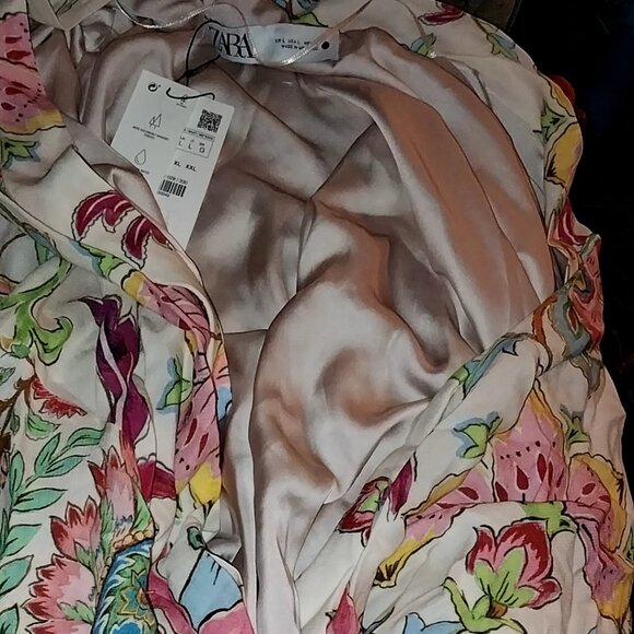 Zara flower Robe ..soooo beautiful silk inside ..very very sexy and well made!! - Picture 8 of 8